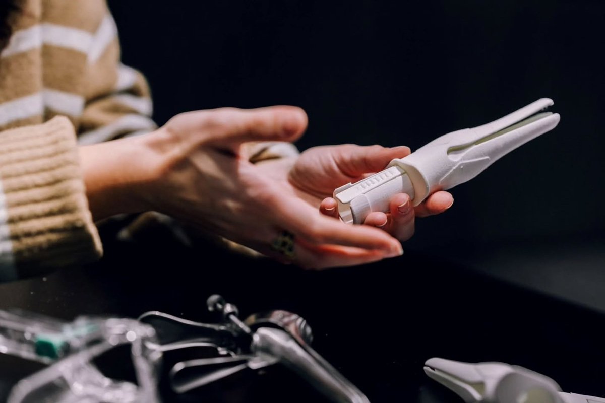 Thiết kế ba cánh gợi liên tưởng đến một bông hoa