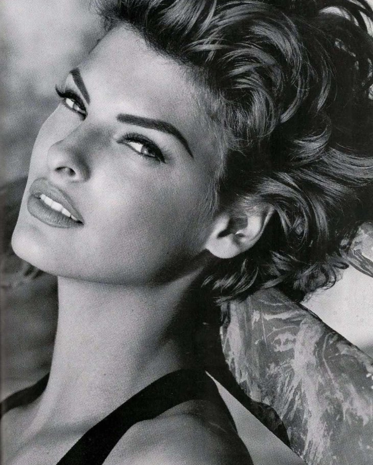Hinh anh Siêu mẫu Linda Evangelista: Nữ hoàng của những bộ tóc ngắn 5