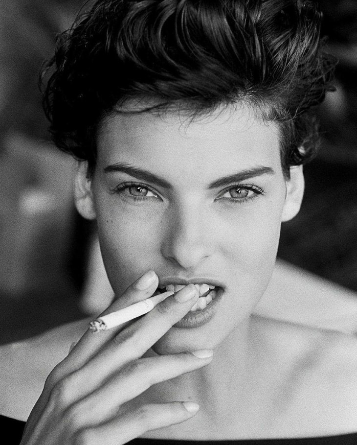 Hinh anh Siêu mẫu Linda Evangelista: Nữ hoàng của những bộ tóc ngắn 10