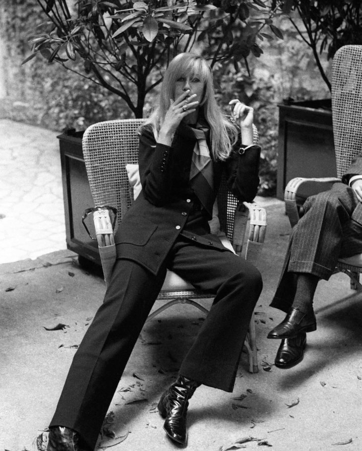 Hinh anh Để tạo ra những thiết kế mang tính biểu tượng cho thương hiệu không chỉ cần đầu óc sáng tạo, tư duy thời trang độc đáo mà tâm hồn nghệ thuật được thổi vào những thiết kế cũng vô cùng quan trọng. Và những nàng thơ thời trang là nguồn cảm hứng đặc biệt, là người thổi hồn và truyền cảm xúc cho các nhà mốt tạo nên những kiệt tác. 6