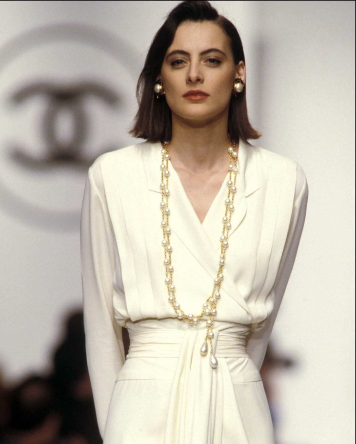 Hinh anh Để tạo ra những thiết kế mang tính biểu tượng cho thương hiệu không chỉ cần đầu óc sáng tạo, tư duy thời trang độc đáo mà tâm hồn nghệ thuật được thổi vào những thiết kế cũng vô cùng quan trọng. Và những nàng thơ thời trang là nguồn cảm hứng đặc biệt, là người thổi hồn và truyền cảm xúc cho các nhà mốt tạo nên những kiệt tác. 9