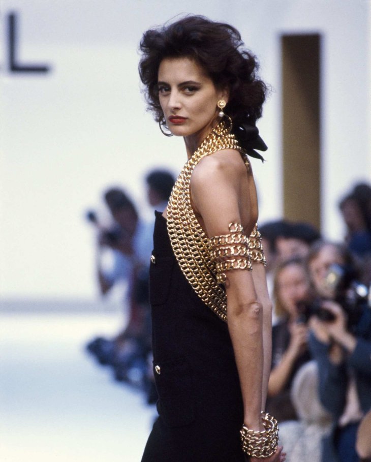 Hinh anh Để tạo ra những thiết kế mang tính biểu tượng cho thương hiệu không chỉ cần đầu óc sáng tạo, tư duy thời trang độc đáo mà tâm hồn nghệ thuật được thổi vào những thiết kế cũng vô cùng quan trọng. Và những nàng thơ thời trang là nguồn cảm hứng đặc biệt, là người thổi hồn và truyền cảm xúc cho các nhà mốt tạo nên những kiệt tác. 11