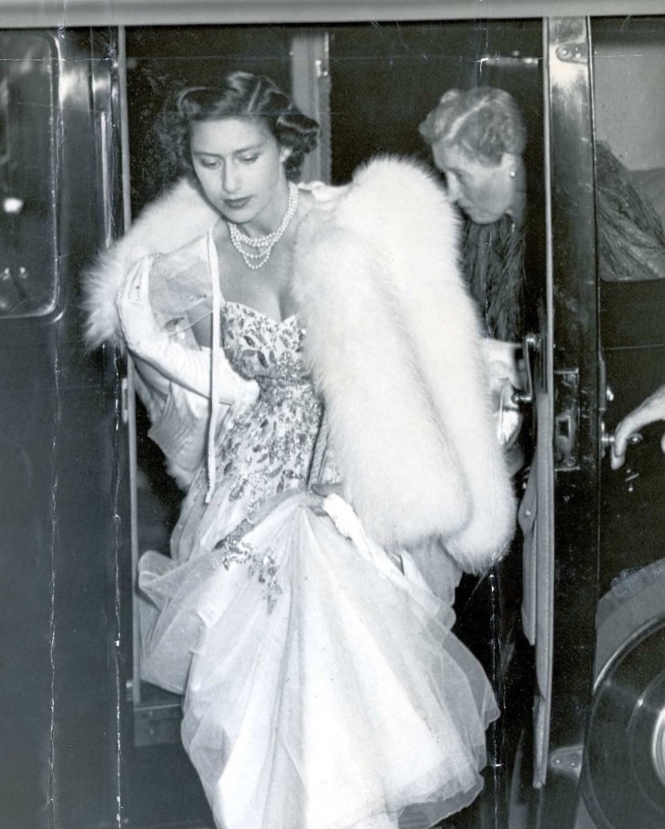 Hinh anh Để tạo ra những thiết kế mang tính biểu tượng cho thương hiệu không chỉ cần đầu óc sáng tạo, tư duy thời trang độc đáo mà tâm hồn nghệ thuật được thổi vào những thiết kế cũng vô cùng quan trọng. Và những nàng thơ thời trang là nguồn cảm hứng đặc biệt, là người thổi hồn và truyền cảm xúc cho các nhà mốt tạo nên những kiệt tác. 15