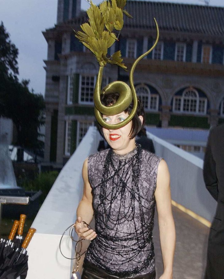 Hinh anh Để tạo ra những thiết kế mang tính biểu tượng cho thương hiệu không chỉ cần đầu óc sáng tạo, tư duy thời trang độc đáo mà tâm hồn nghệ thuật được thổi vào những thiết kế cũng vô cùng quan trọng. Và những nàng thơ thời trang là nguồn cảm hứng đặc biệt, là người thổi hồn và truyền cảm xúc cho các nhà mốt tạo nên những kiệt tác. 21