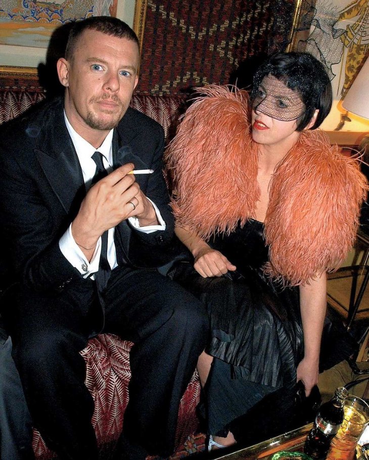 Hinh anh Để tạo ra những thiết kế mang tính biểu tượng cho thương hiệu không chỉ cần đầu óc sáng tạo, tư duy thời trang độc đáo mà tâm hồn nghệ thuật được thổi vào những thiết kế cũng vô cùng quan trọng. Và những nàng thơ thời trang là nguồn cảm hứng đặc biệt, là người thổi hồn và truyền cảm xúc cho các nhà mốt tạo nên những kiệt tác. 24