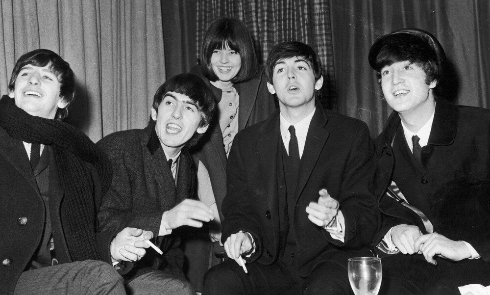 Maureen Cleave (giữa) và nhóm The Beatles