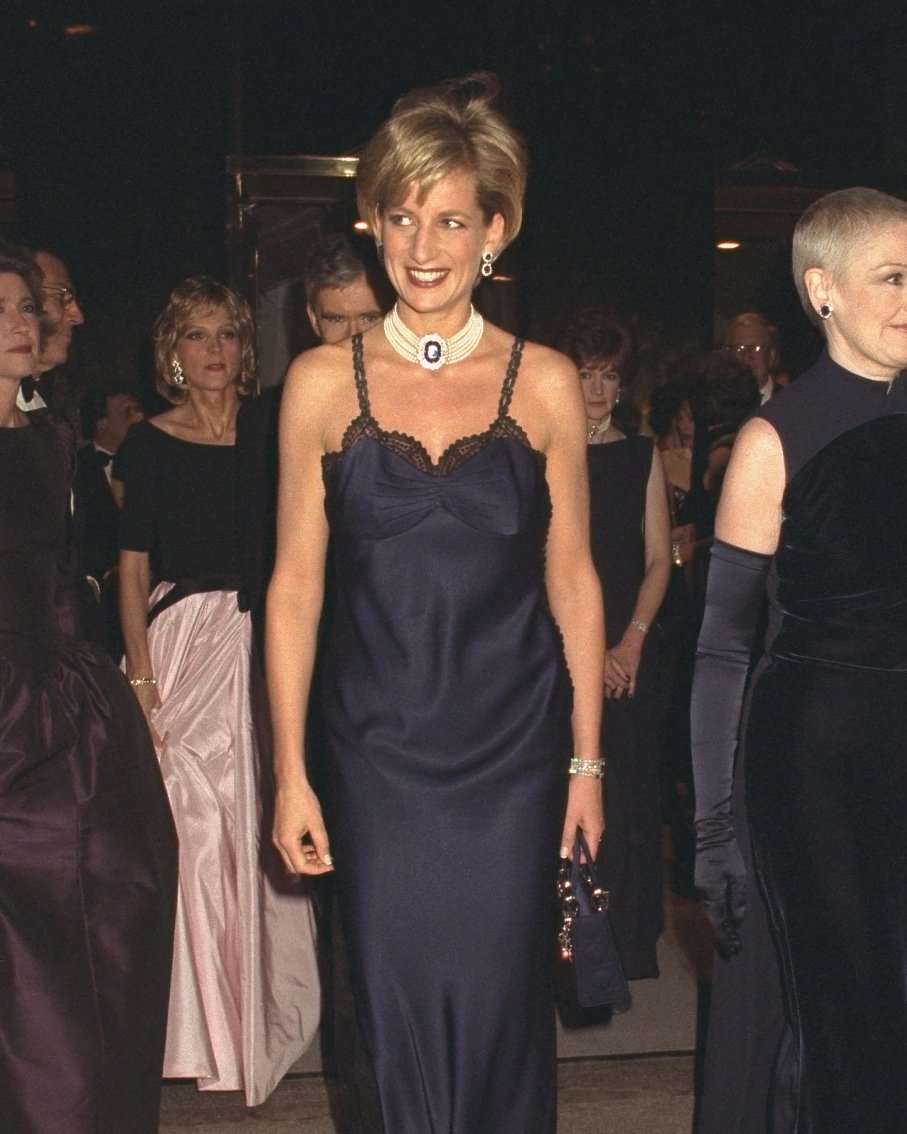 Hinh anh Slip dress thập niên 90 – từ nội y thành 'trang chủ' mùa thu 2025 3