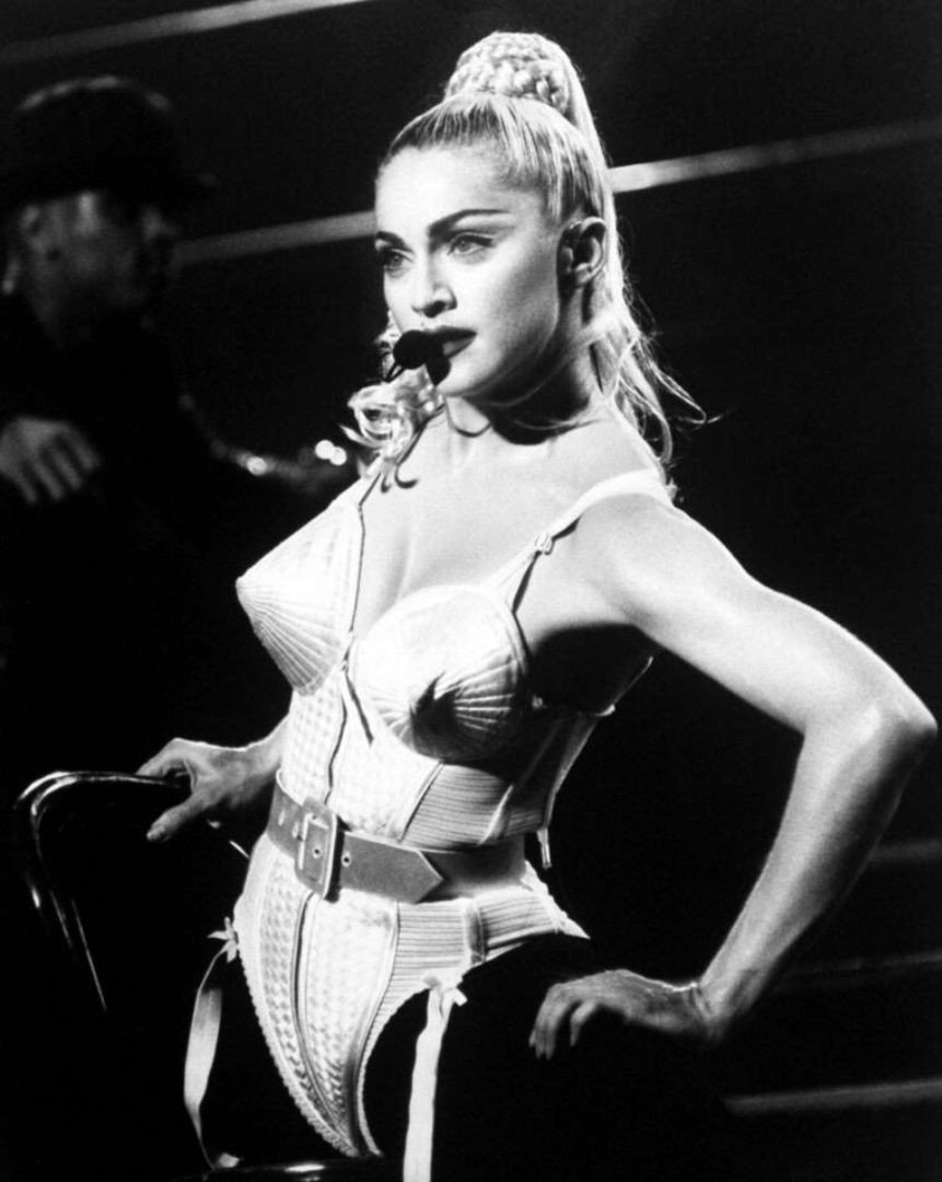 Hinh anh Slip dress thập niên 90 – từ nội y thành 'trang chủ' mùa thu 2025 1