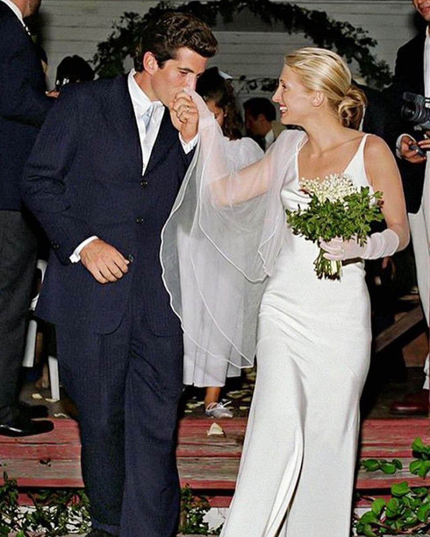 Hinh anh Slip dress thập niên 90 – từ nội y thành 'trang chủ' mùa thu 2025 4