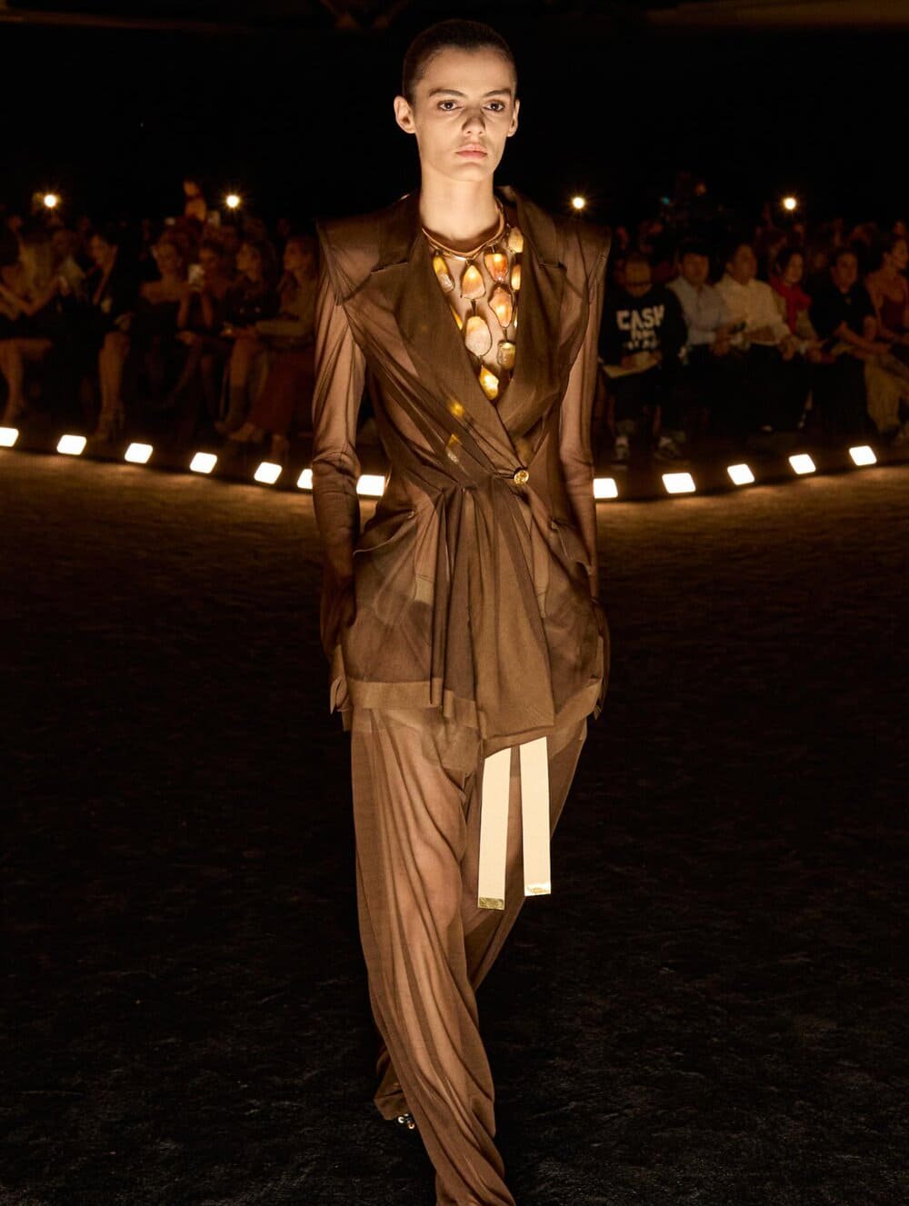 Hinh anh Paris Fashion Week Xuân Hè 2026: Vì sao thế giới vẫn say mê thập niên 80? 5