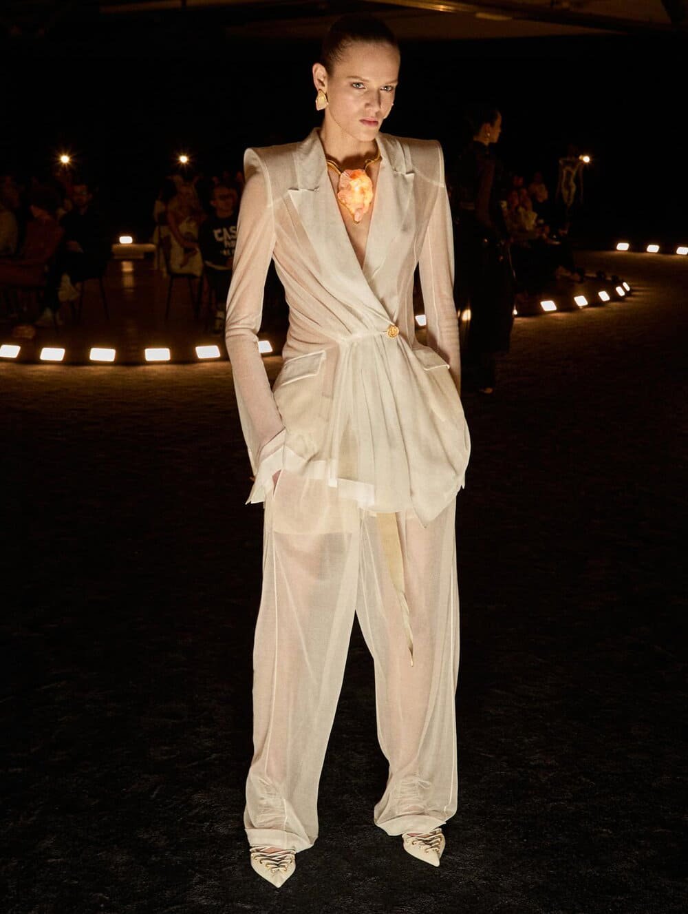 Hinh anh Paris Fashion Week Xuân Hè 2026: Vì sao thế giới vẫn say mê thập niên 80? 7