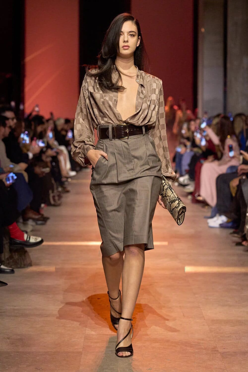 Hinh anh Paris Fashion Week Xuân Hè 2026: Vì sao thế giới vẫn say mê thập niên 80? 8