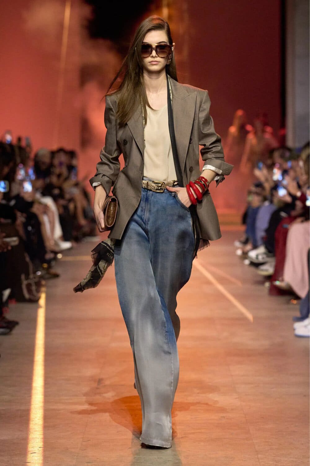 Hinh anh Paris Fashion Week Xuân Hè 2026: Vì sao thế giới vẫn say mê thập niên 80? 10