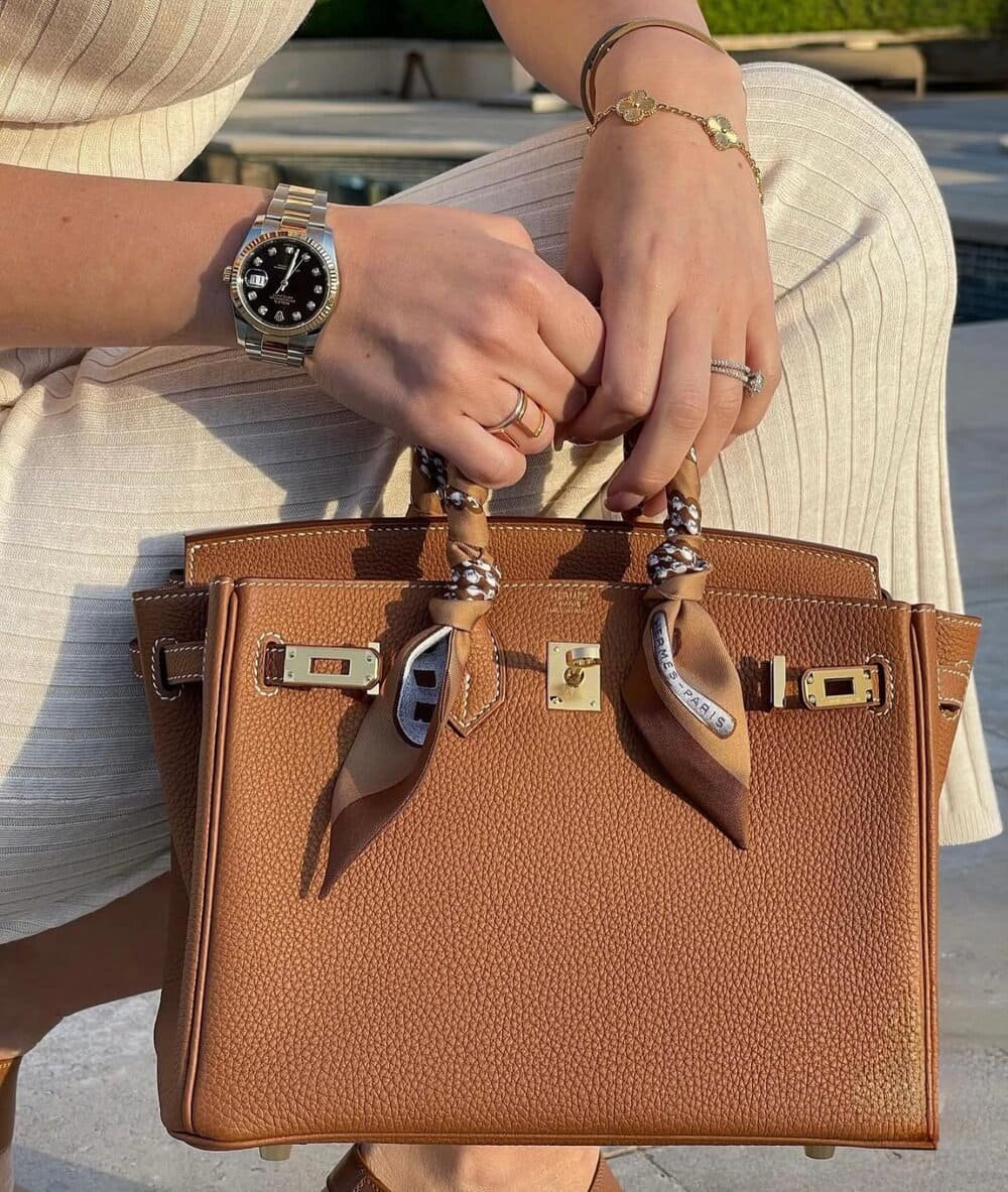 Hinh anh Việc sở hữu một chiếc túi Hermès Birkin hoặc Kelly từ thương hiệu Hermès nổi tiếng của Pháp không chỉ khó khăn mà đôi khi còn đầy thử thách. 1