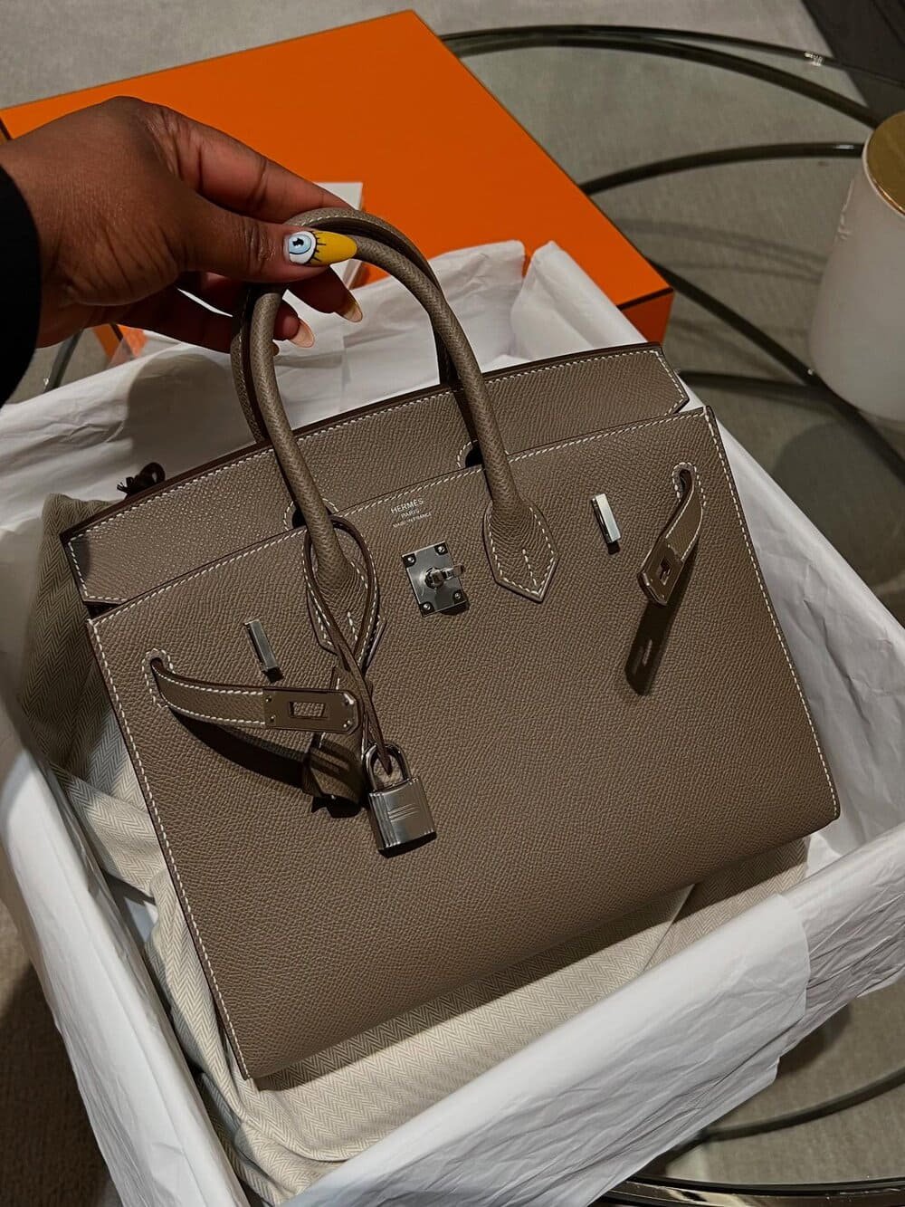 Hinh anh Việc sở hữu một chiếc túi Hermès Birkin hoặc Kelly từ thương hiệu Hermès nổi tiếng của Pháp không chỉ khó khăn mà đôi khi còn đầy thử thách. 2