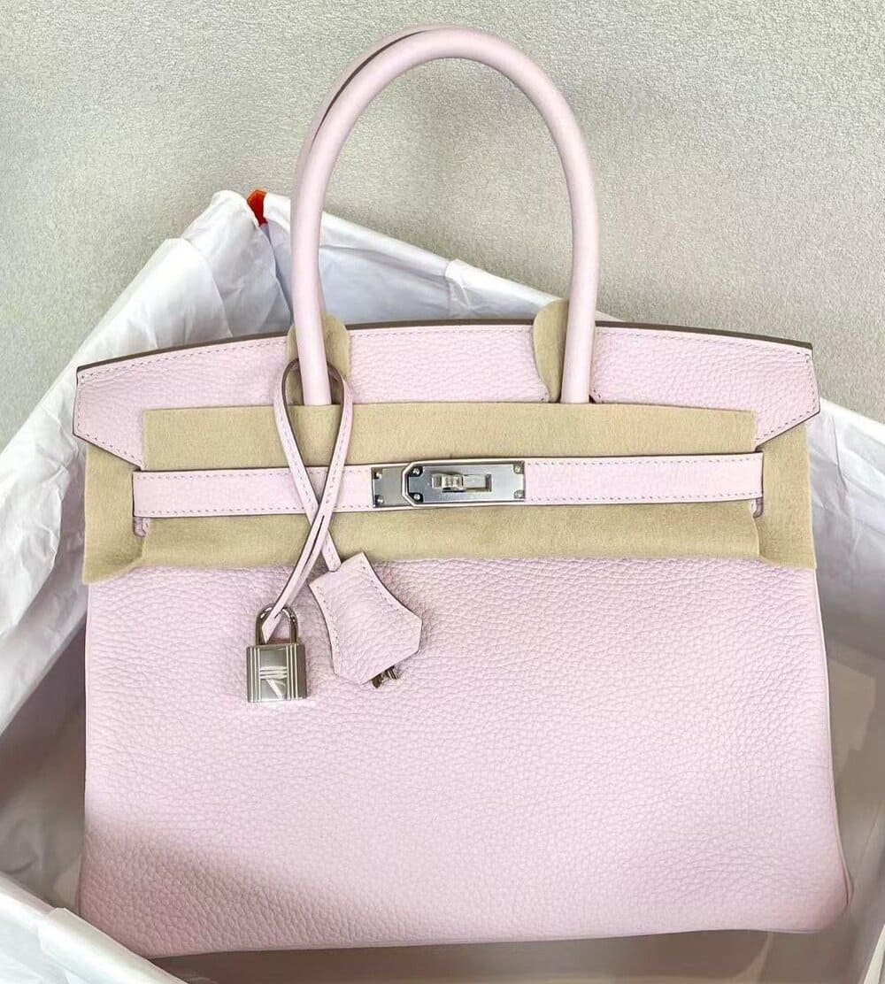 Hinh anh Việc sở hữu một chiếc túi Hermès Birkin hoặc Kelly từ thương hiệu Hermès nổi tiếng của Pháp không chỉ khó khăn mà đôi khi còn đầy thử thách. 4