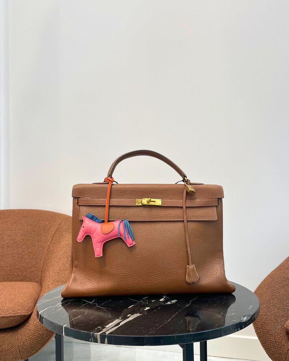 Hinh anh Việc sở hữu một chiếc túi Hermès Birkin hoặc Kelly từ thương hiệu Hermès nổi tiếng của Pháp không chỉ khó khăn mà đôi khi còn đầy thử thách. 5