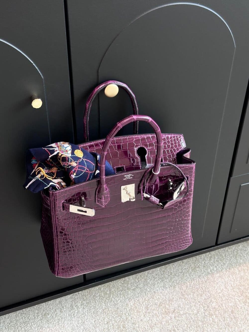 Hinh anh Việc sở hữu một chiếc túi Hermès Birkin hoặc Kelly từ thương hiệu Hermès nổi tiếng của Pháp không chỉ khó khăn mà đôi khi còn đầy thử thách. 10