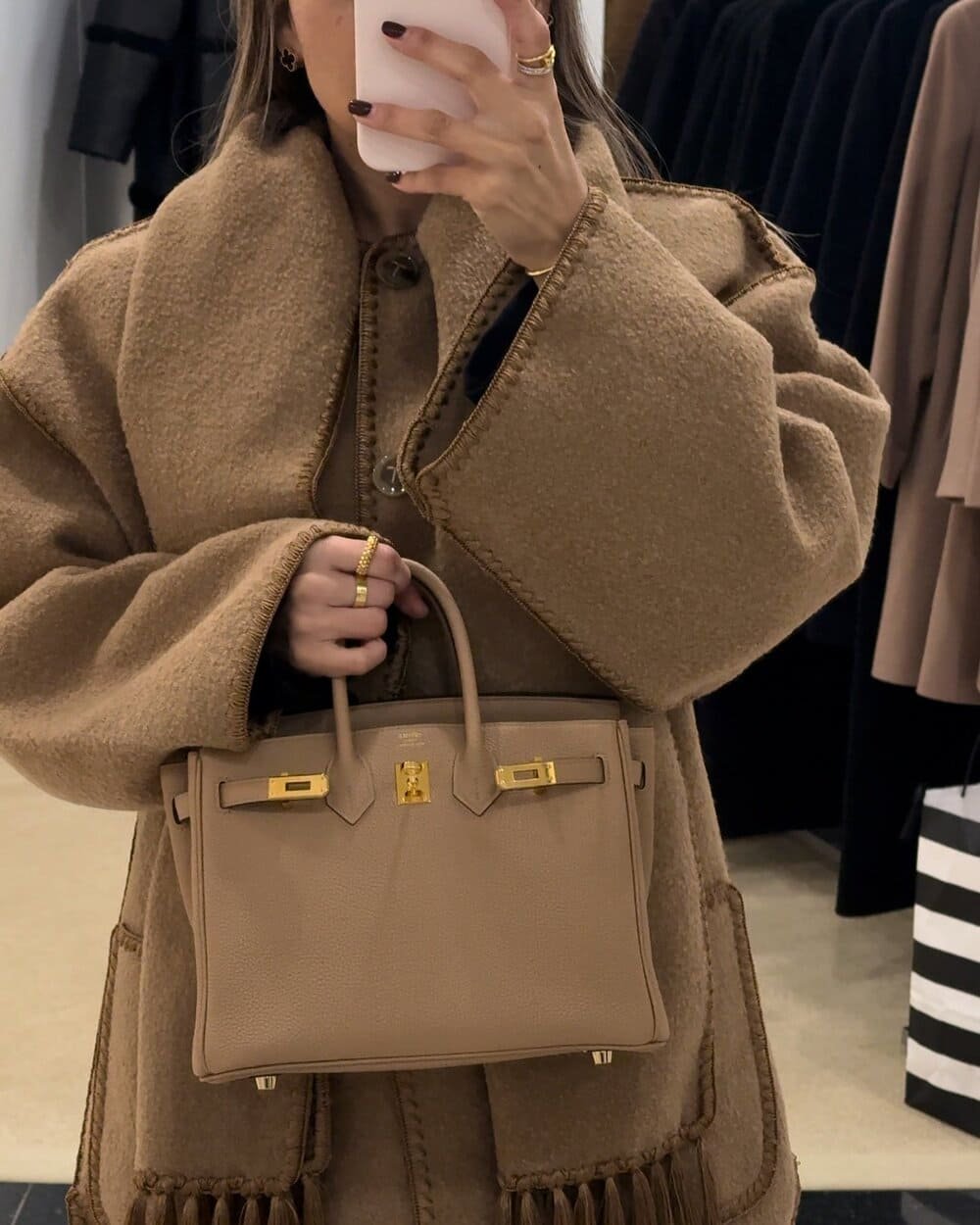 Hinh anh Việc sở hữu một chiếc túi Hermès Birkin hoặc Kelly từ thương hiệu Hermès nổi tiếng của Pháp không chỉ khó khăn mà đôi khi còn đầy thử thách. 8