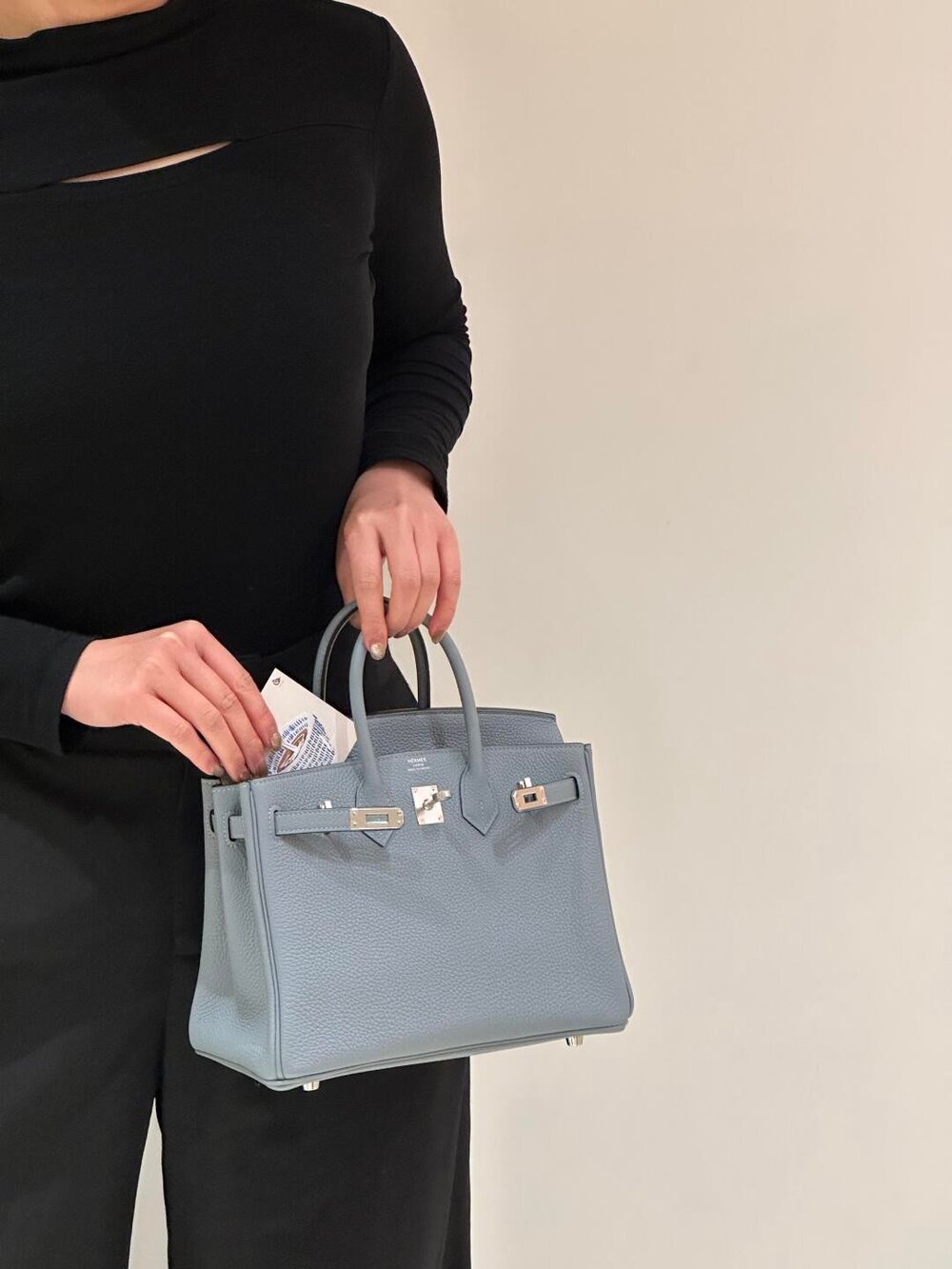 Hinh anh Việc sở hữu một chiếc túi Hermès Birkin hoặc Kelly từ thương hiệu Hermès nổi tiếng của Pháp không chỉ khó khăn mà đôi khi còn đầy thử thách. 9