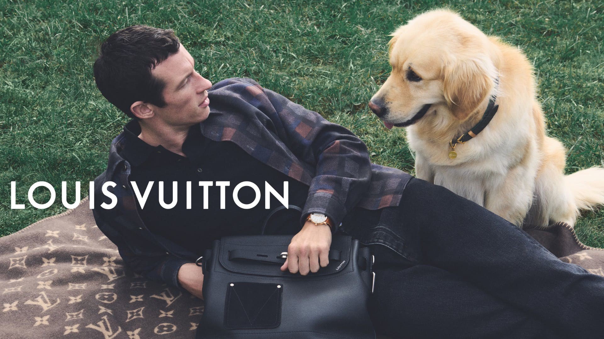 LOUIS VUITTON PRE-SS26: Bộ suit 3 mảnh và rương du lịch cho cả thú cưng