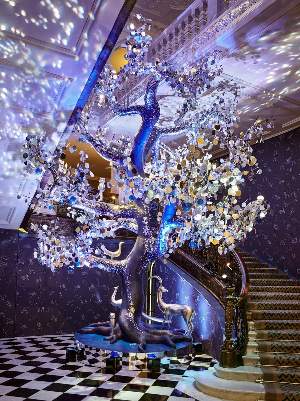 Hinh anh Đón xem cây thông giáng sinh từ 600 chiếc nơ Burberry ở Claridge’s 4