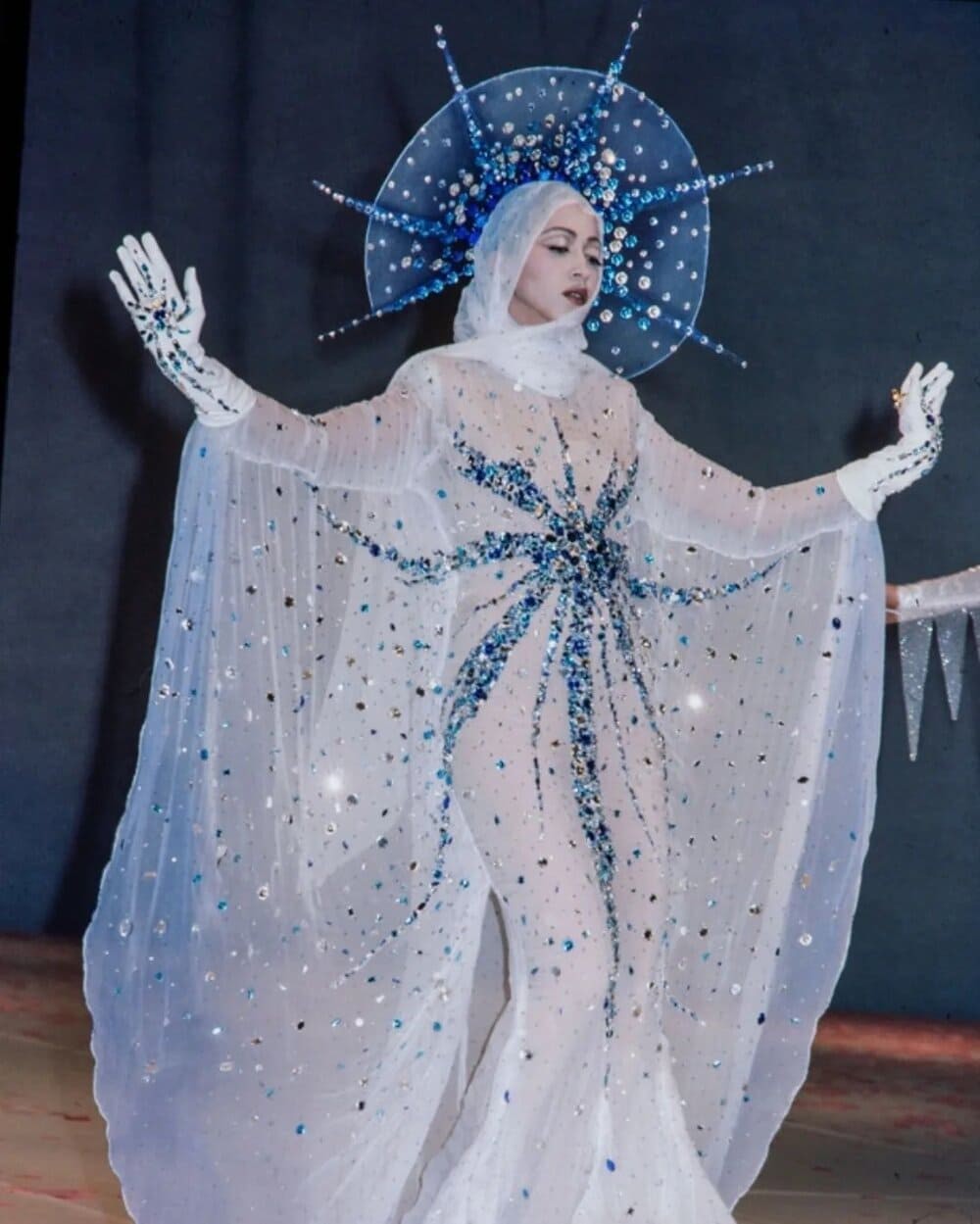 Hinh anh thời trang đã trở thành ngôn ngữ văn hóa phổ quát – nơi nghệ thuật, quyền lực và cảm xúc cùng tồn tại. 1