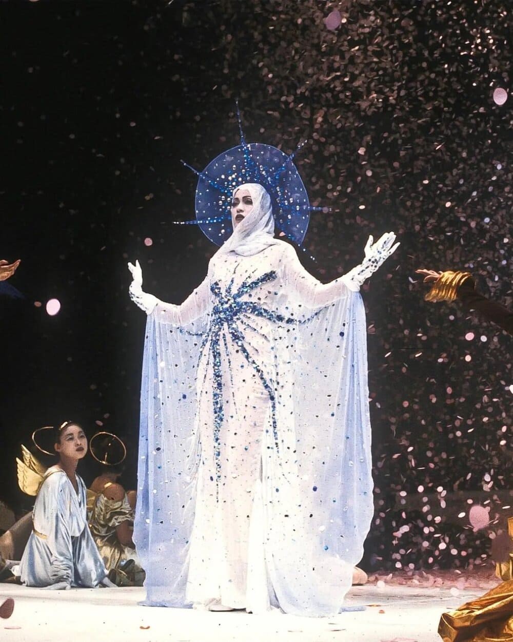 Hinh anh thời trang đã trở thành ngôn ngữ văn hóa phổ quát – nơi nghệ thuật, quyền lực và cảm xúc cùng tồn tại. 2