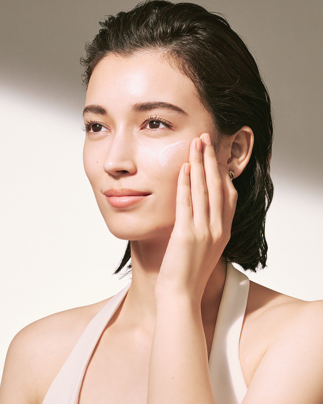 Bước 1: Làm sạch da mặt trong quy trình chăm sóc da từ các IT Girl