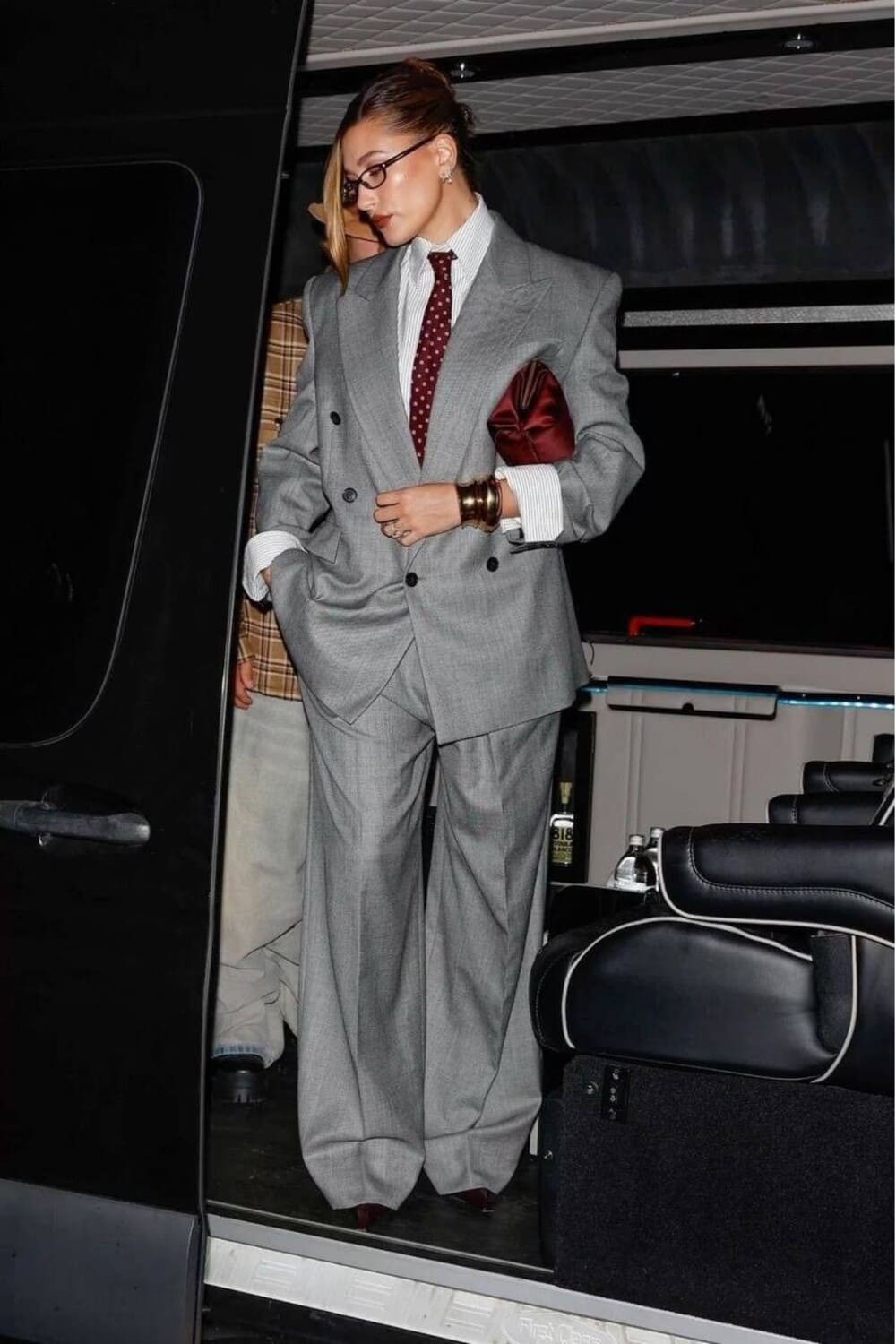 Hinh anh 'Corporate core' trên sàn diễn quốc tế: Điềm báo của suy thoái kinh tế? 5