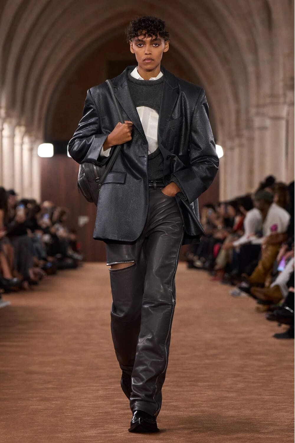 Hinh anh 'Corporate core' trên sàn diễn quốc tế: Điềm báo của suy thoái kinh tế? 10