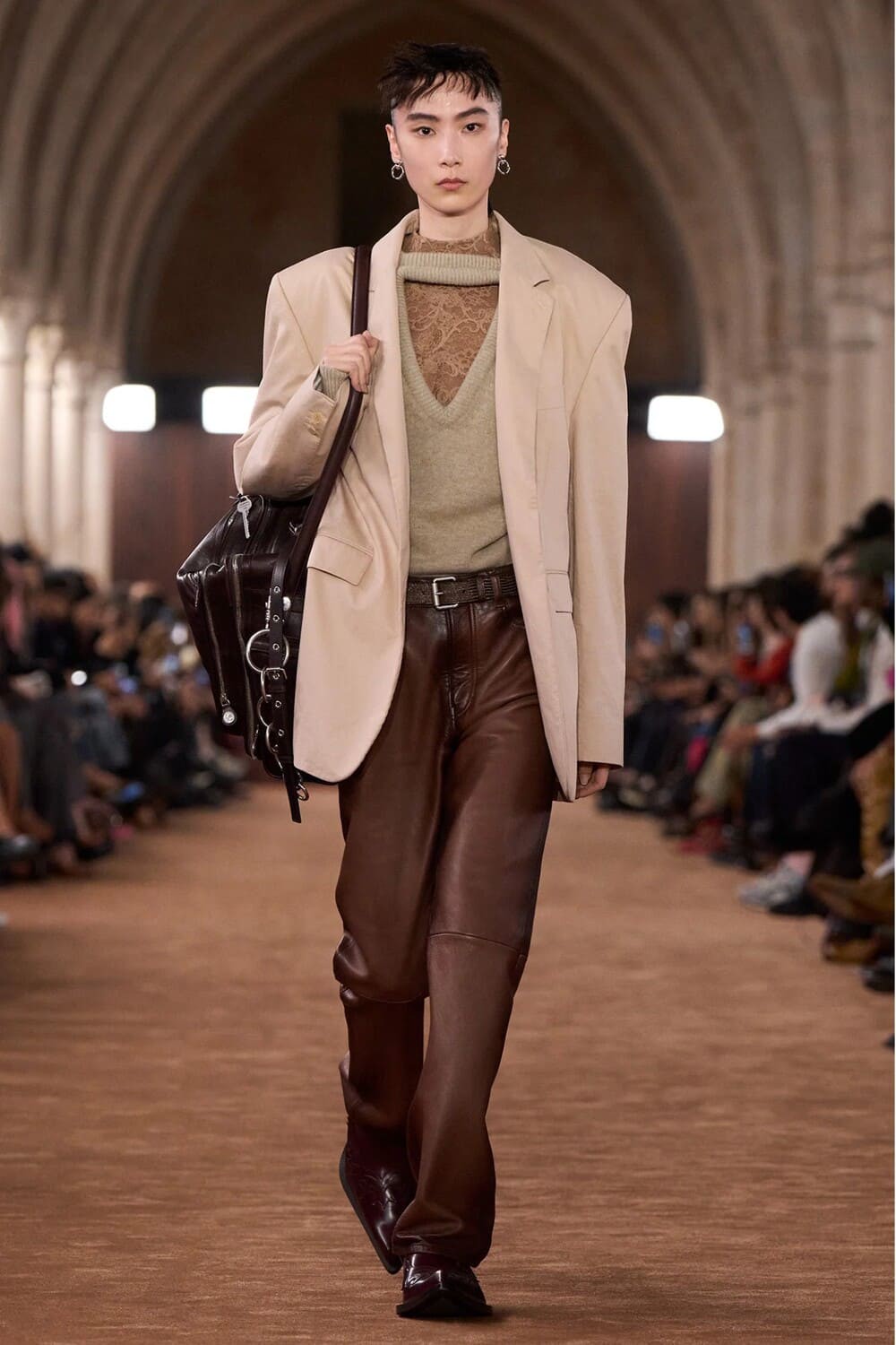 Hinh anh 'Corporate core' trên sàn diễn quốc tế: Điềm báo của suy thoái kinh tế? 11