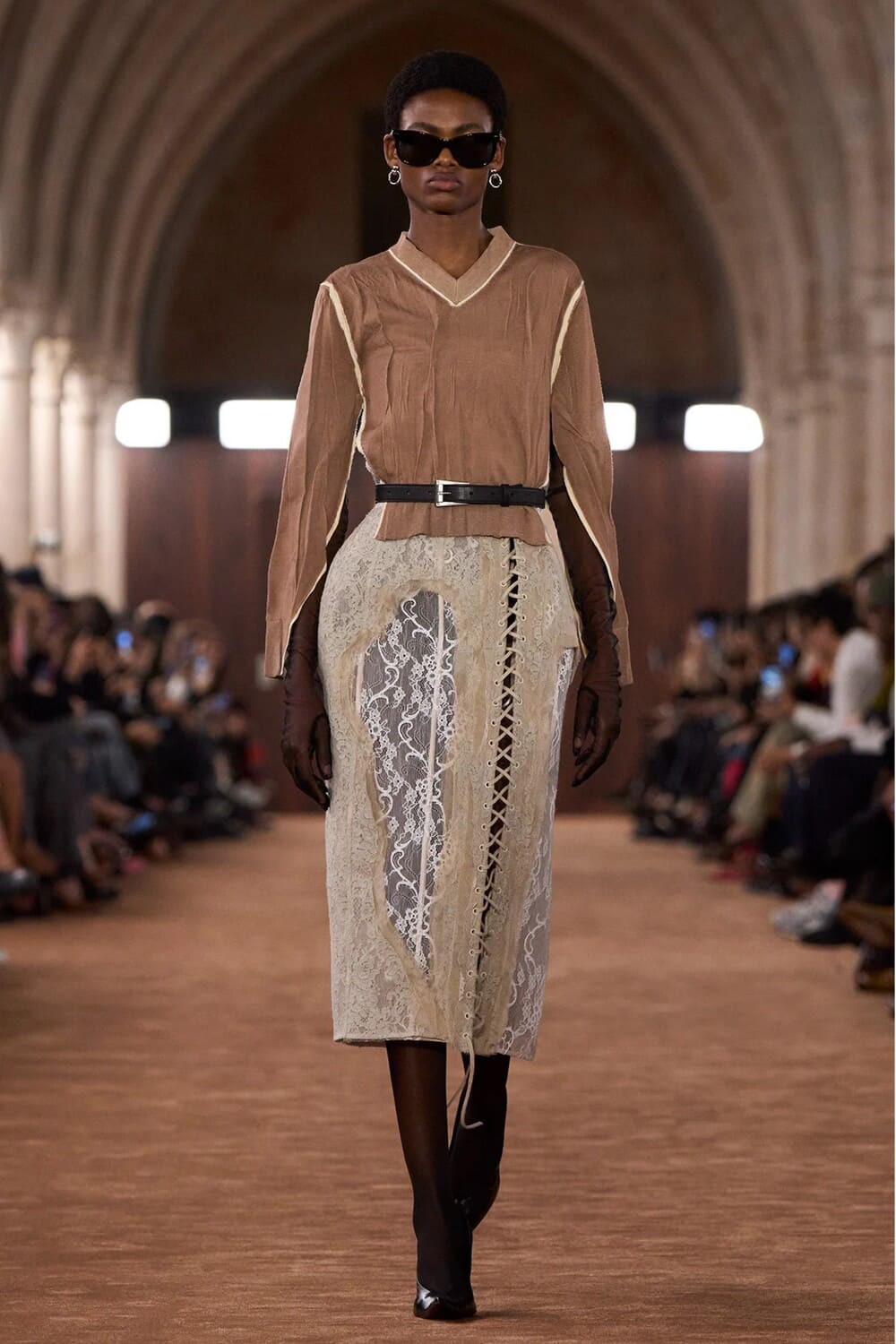 Hinh anh 'Corporate core' trên sàn diễn quốc tế: Điềm báo của suy thoái kinh tế? 9