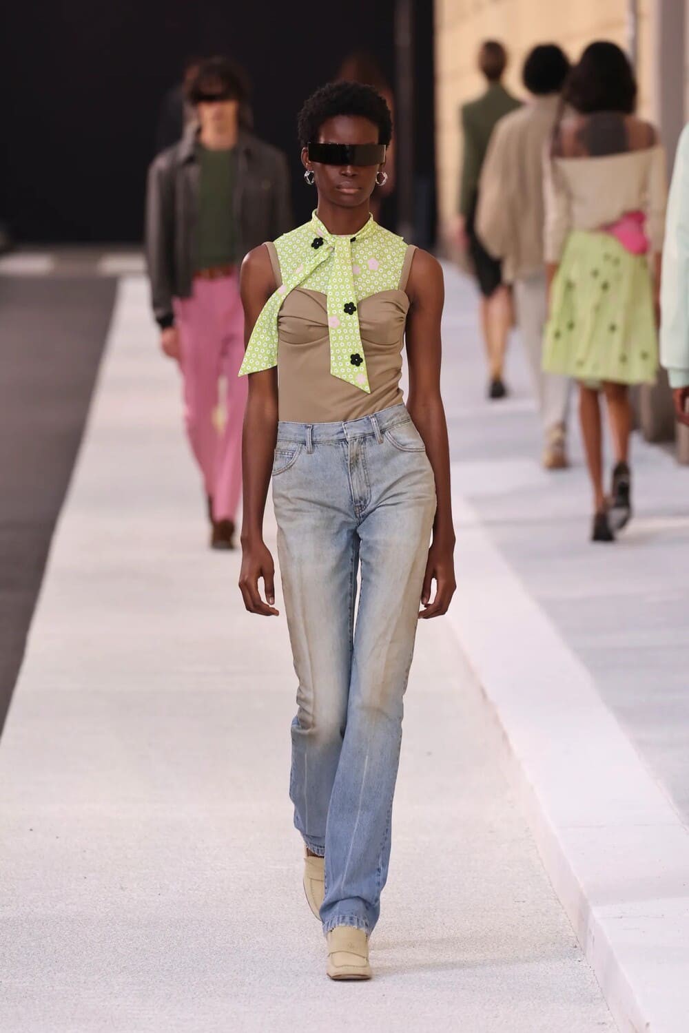 Hinh anh Grandma shoes: Kiểu giày lý tưởng cho diện mạo Thu Đông 2025 6