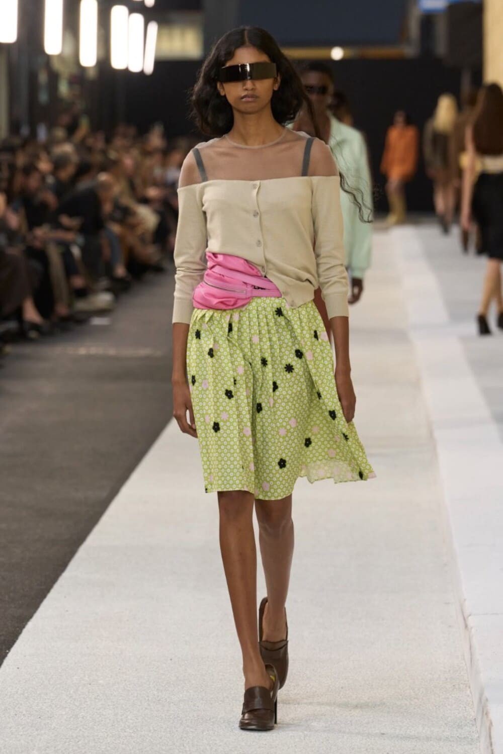 Hinh anh Grandma shoes: Kiểu giày lý tưởng cho diện mạo Thu Đông 2025 7