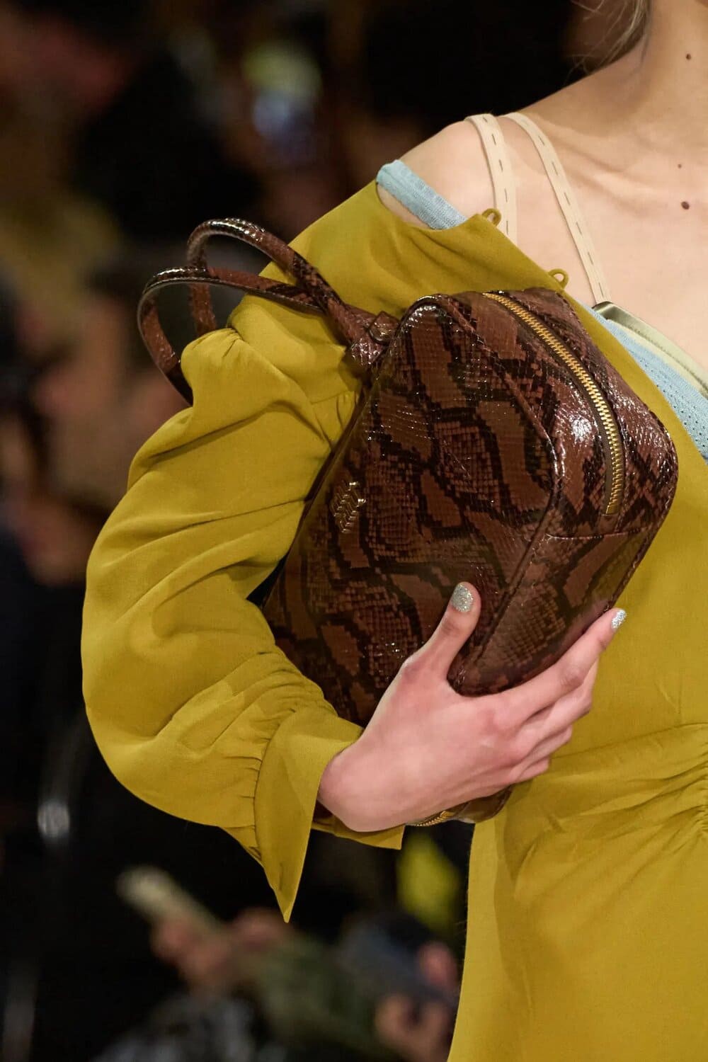 Hinh anh Từ sàn diễn thời trang đến các mẫu túi cho phái đẹp mùa cuối năm 2