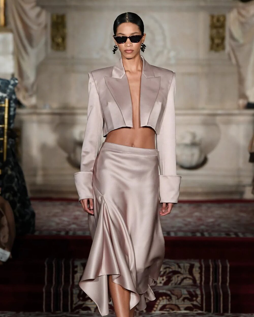 Hinh anh Khi satin quay lại: Làm sao để chăm sóc chất liệu này đúng cách? 1