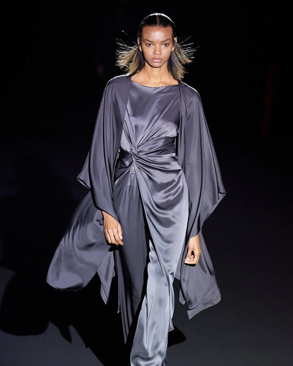 Hinh anh Khi satin quay lại: Làm sao để chăm sóc chất liệu này đúng cách? 3