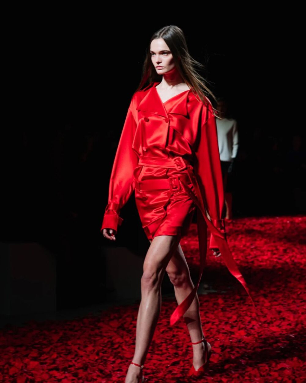 Hinh anh Khi satin quay lại: Làm sao để chăm sóc chất liệu này đúng cách? 4