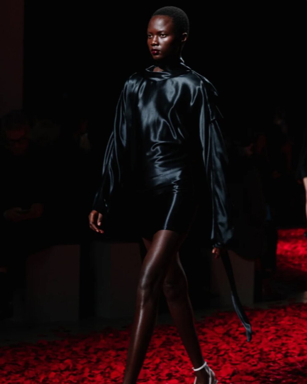 Hinh anh Khi satin quay lại: Làm sao để chăm sóc chất liệu này đúng cách? 5