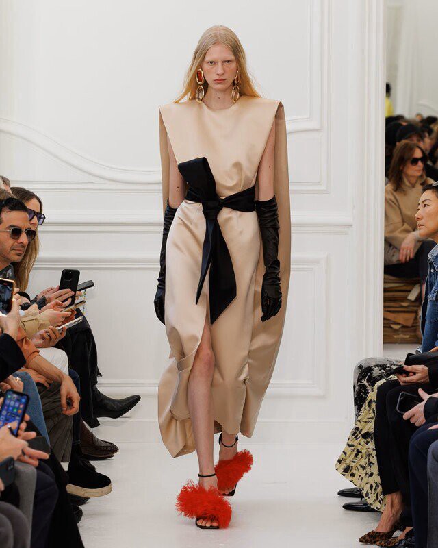 Hinh anh Khi satin quay lại: Làm sao để chăm sóc chất liệu này đúng cách? 10