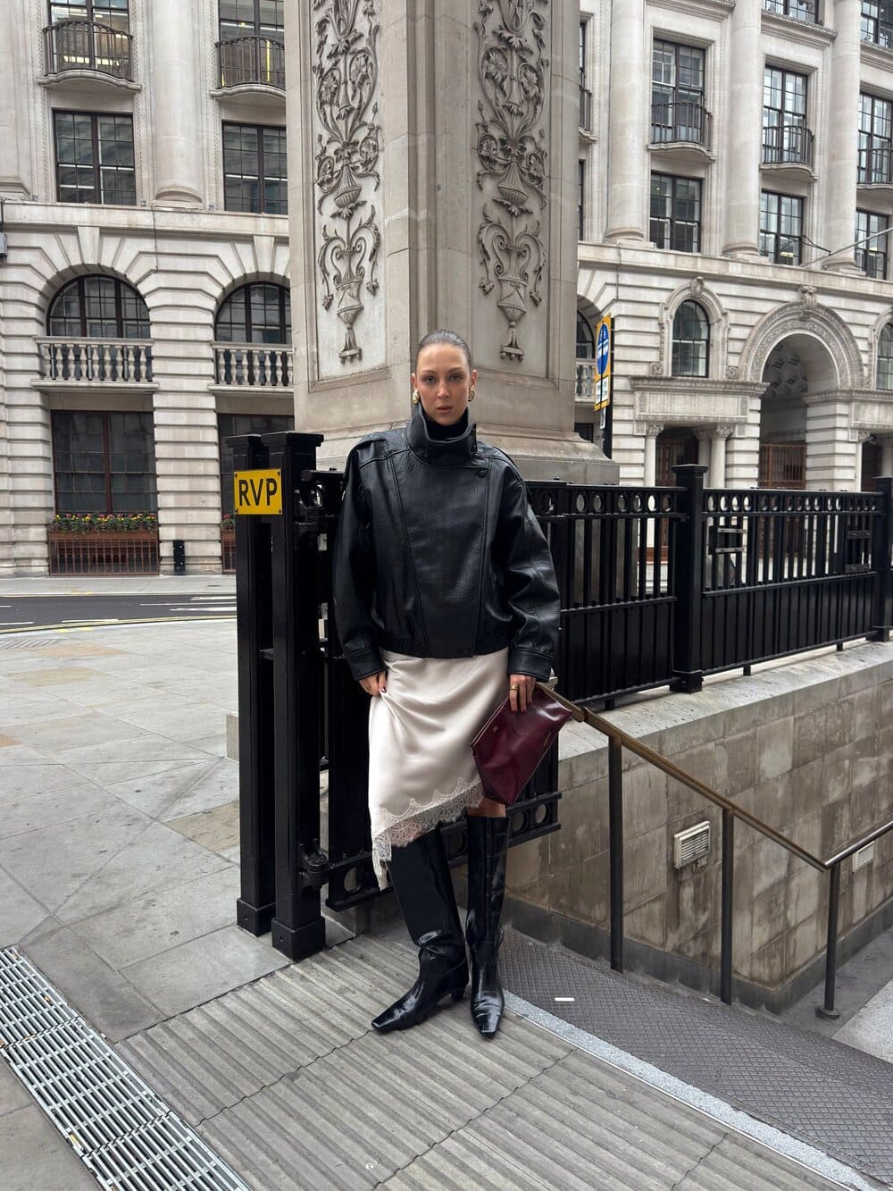 Hinh anh Khi satin quay lại: Làm sao để chăm sóc chất liệu này đúng cách? 15