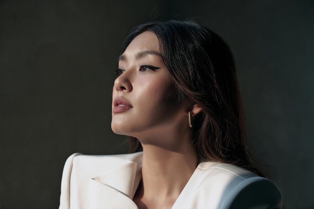 Và nếu sắc tướng có thể được mua bằng cuộc hẹn tại phòng khám thẩm mỹ, liệu nó có còn nói được điều gì về vận mệnh hay giá trị của con người?