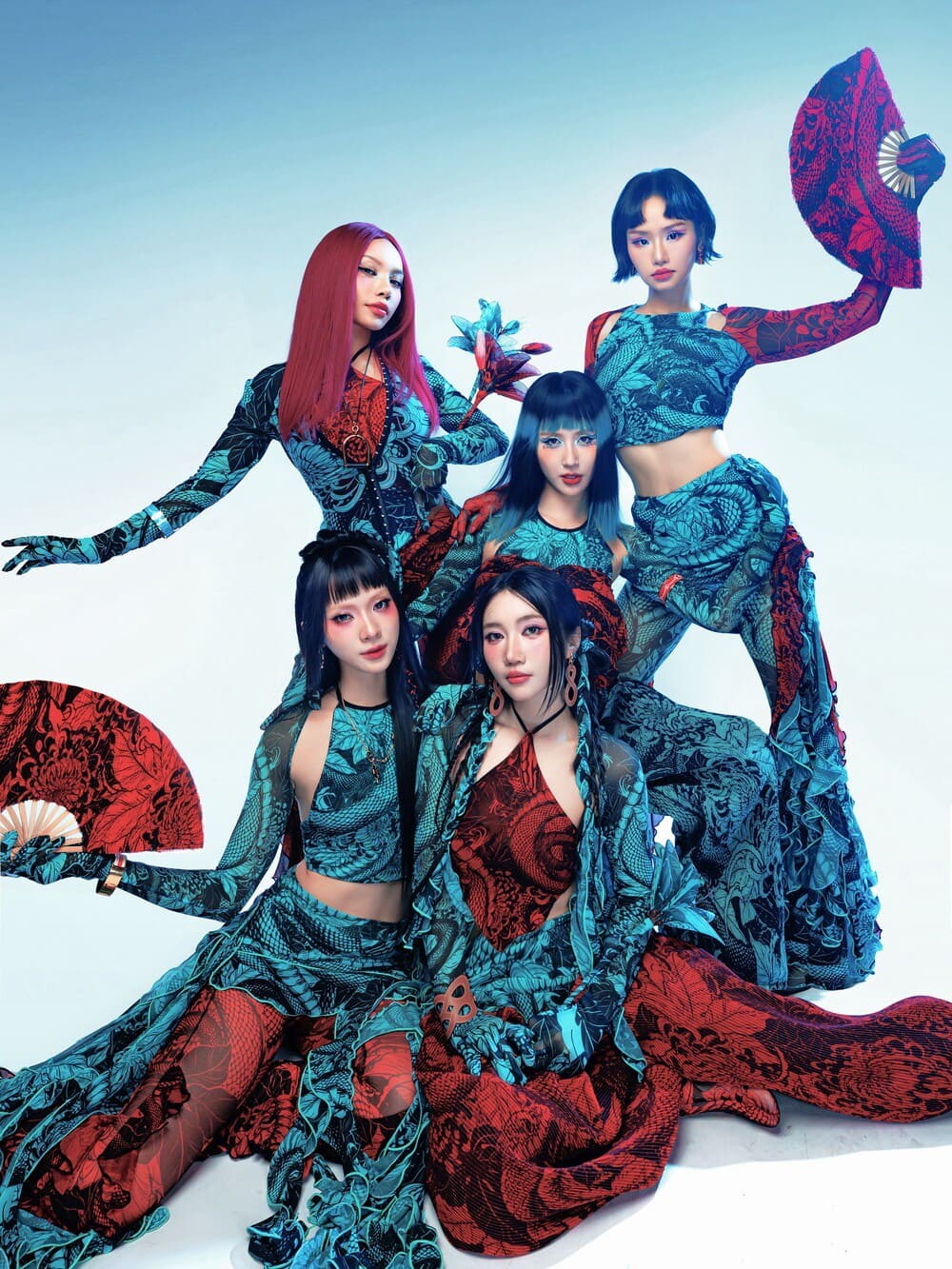 Ở điểm giao nhau giữa văn hóa truyền thống và xã hội hiện đại, phụ nữ không cần chạy theo bất kỳ “sắc tướng” nào để chứng minh mình xứng đáng.