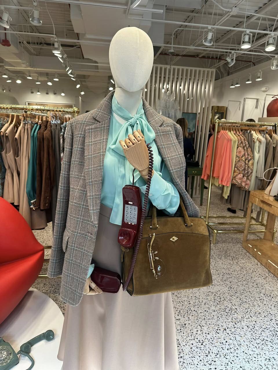 Hinh anh "Khách hàng giờ đã có đủ áo len, đủ denim. Họ muốn thứ gì đó khiến họ thấy hứng thú và mới mẻ" - Jim Wetzel – đồng sáng lập boutique Space 519 (Chicago) chia sẻ". 1