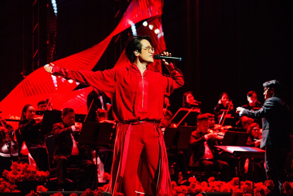 Ca sĩ Hà Anh Tuấn trong đêm Sketch a rose ở Dolby Theatre (Los Angeles)