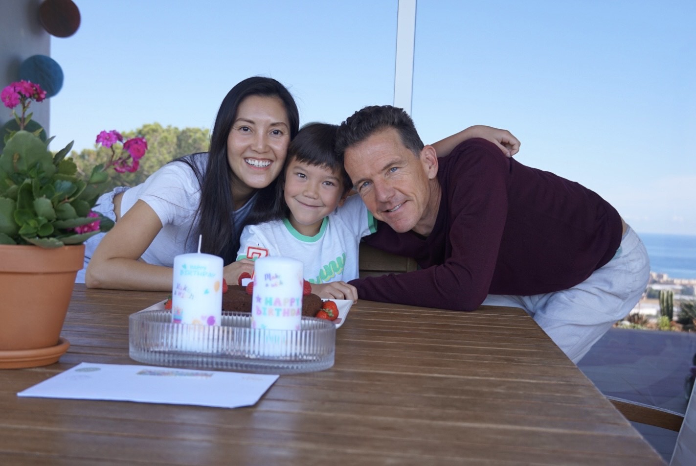 Gia đình ca sĩ Hồ Bích Ngọc chưa bao giờ hối tiếc vì tìm mái ấm mới tại Barcelona, rời "thiên đường" Thuỵ Sĩ.