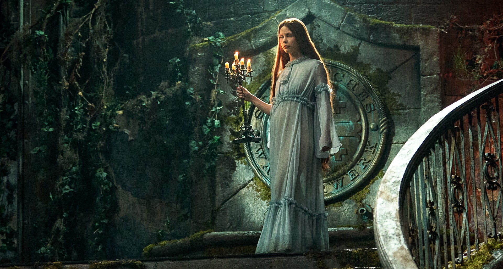 Chiếc váy ngủ của Elizabeth trong 'Frankenstein': Khi Gothic, mong manh và ký ức hòa vào một thiết kế