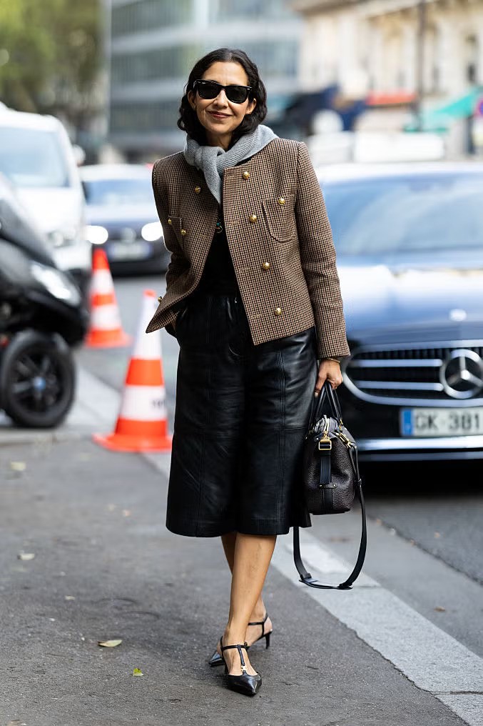 Hinh anh Khăn tam giác: Món phụ kiện must have dành cho Thu Đông 2025 10