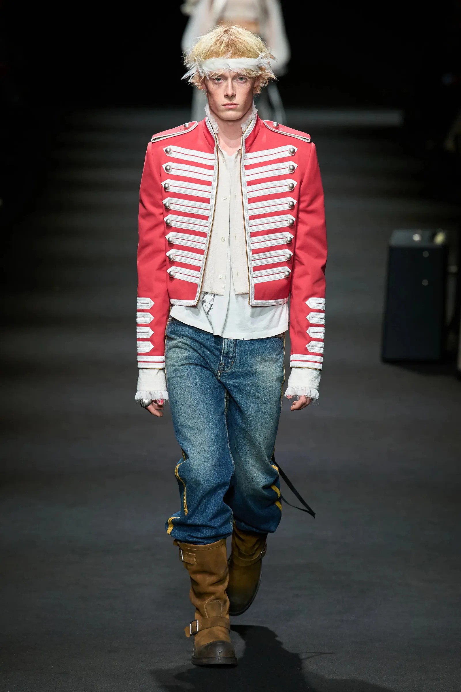 Hinh anh Áo khoác Napoleon trở lại: Khi tinh thần quân phục bước vào thời trang đương đại 27